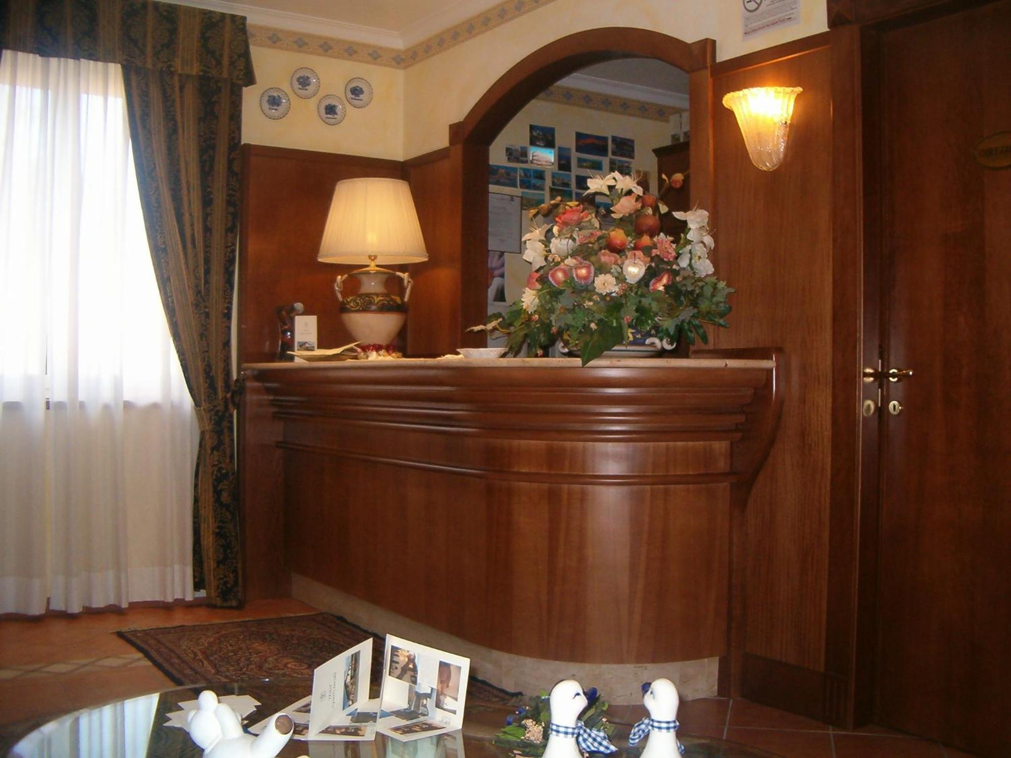 Hotel Squarciarelli Grottaferrata Exterior photo
